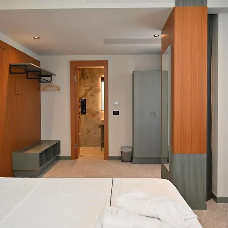 Adria Palace & 4*